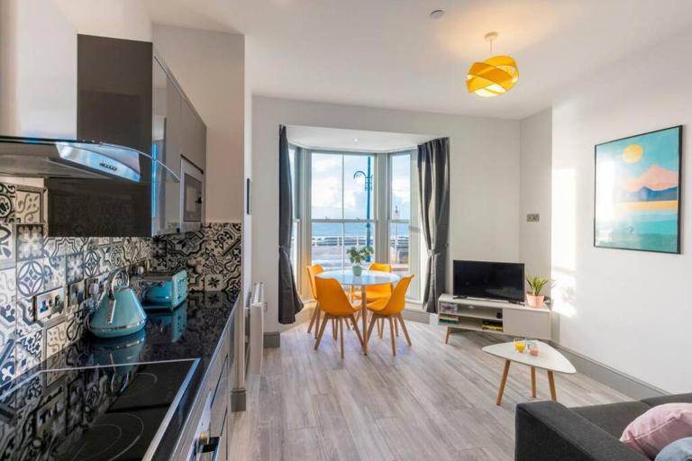 New central seafront apartment- stunning sea views - Ferienwohnung Aberystwyth