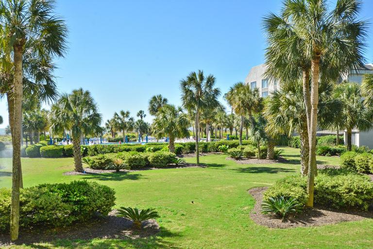 King Queen Bunk Beds Fold out couch sleeps 8 Bikes & Beach Gear included - B&B Hilton Head