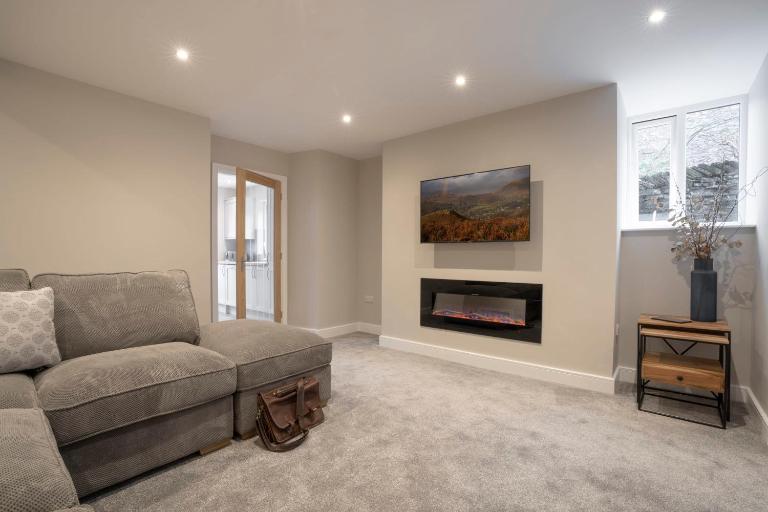 The Hideaway with Cosy Fireplace by LetMeStay - B&B Ambleside