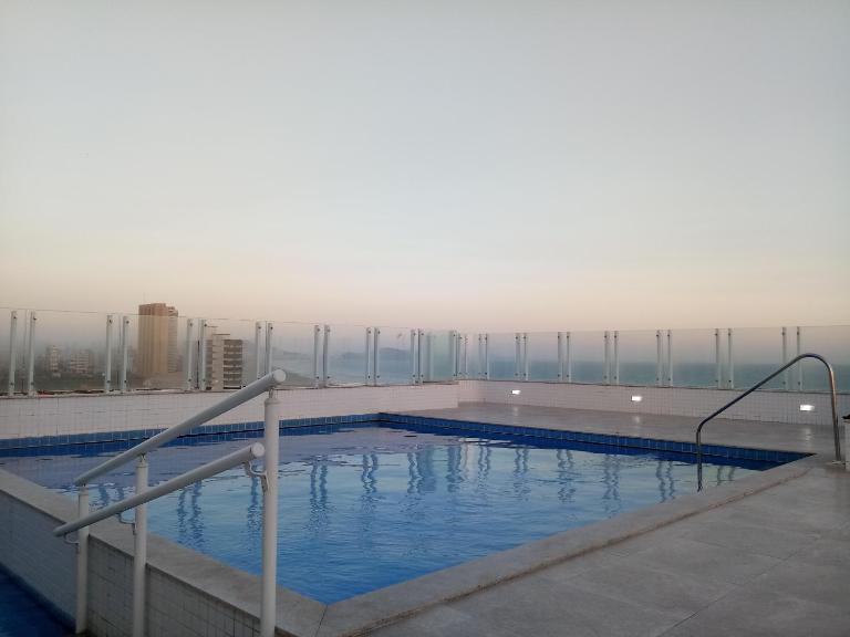 Prédio com piscina na cobertura frente ao mar,apartamento para até 6 pessoas e 3 crianças até 8 anos, churrasqueira na sacada, Wi-Fi grátis, rede de proteção, NÃO oferecemos roupas de cama e banho, 1 vaga de garagem, na Praia Grande-Vila Mirim - Bed and Breakfast Praia Grande