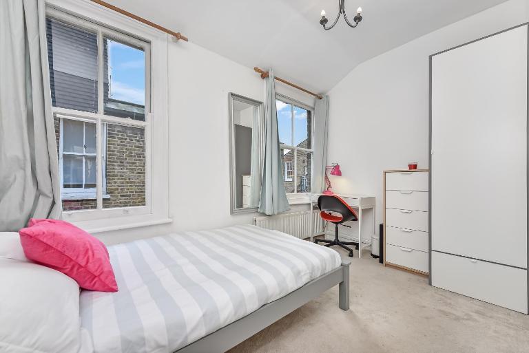 Groves 4 bedroom, Shepherds Bush - B&B London