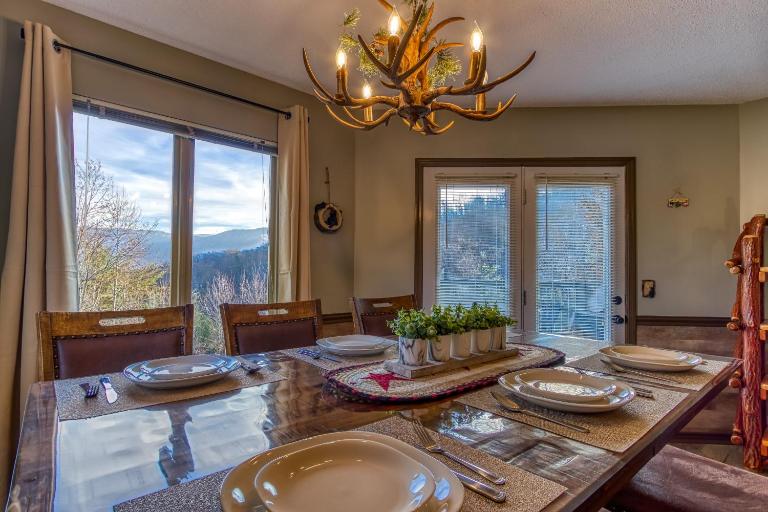 3 Decks, Mtn Views! Tree Tops by HoneyBearCabins - Luxury Rain Showers, 3 King suites, XL HotTub, Fireplace, Bear Sightings - Chambres d'hôtes Gatlinburg
