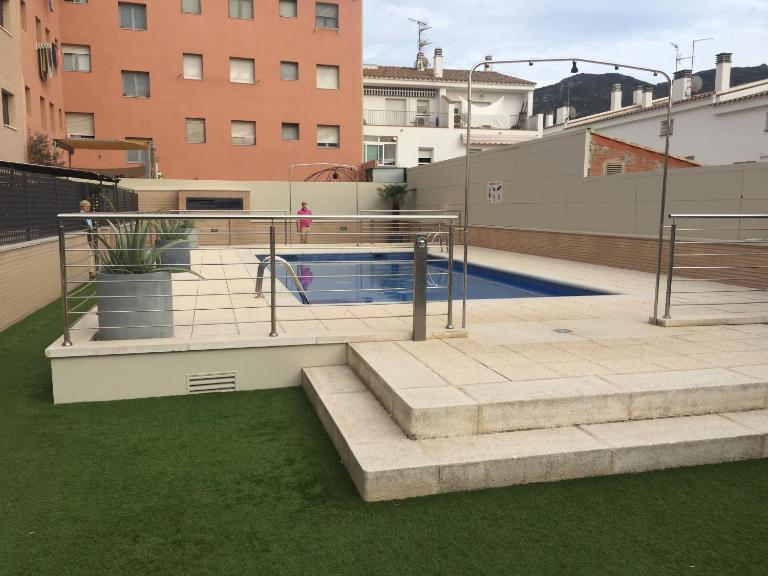 Appartement standing 58m plage à 3mn en voiture - B&B Roses