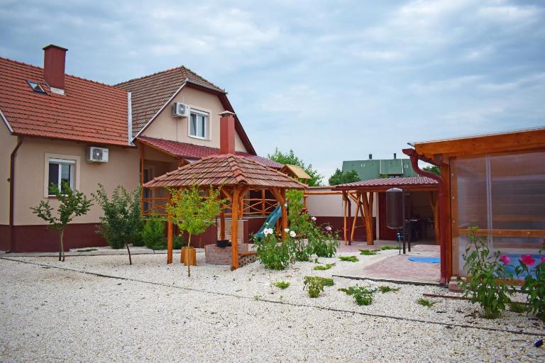 Tündérfátyol apartmanház - B&B Poroszló