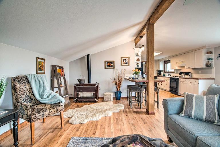 Lovely Barn Loft w/ Mountain Views on Horse Estate - B&B Fort Collins