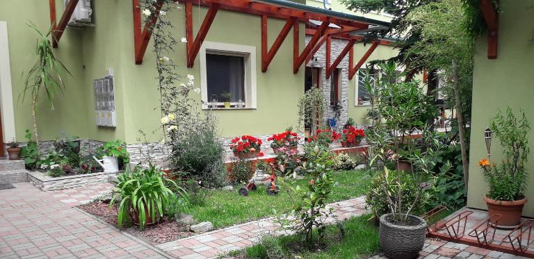 Diána Apartmanház - Bed and Breakfast Keszthely