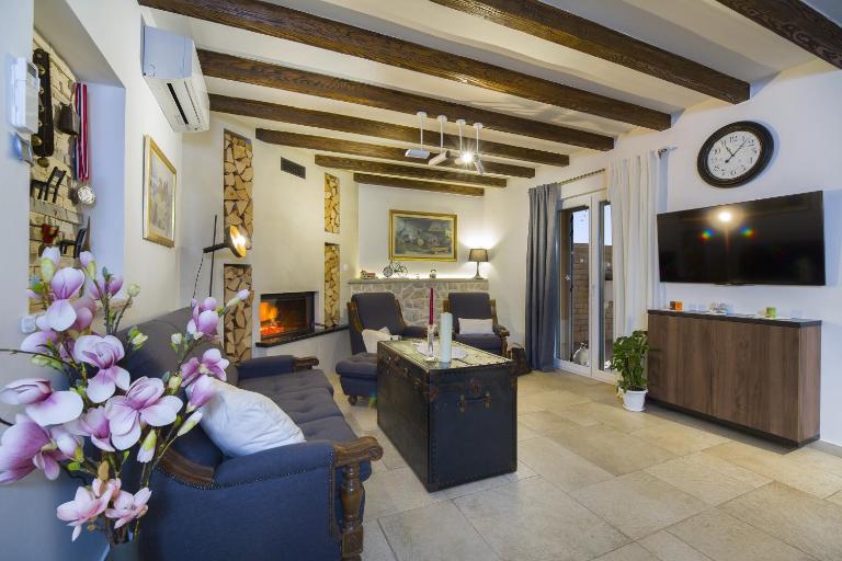 Villa Vision with Heated Pool & Jacuzzi in Sestanovac - B&B Kreševo