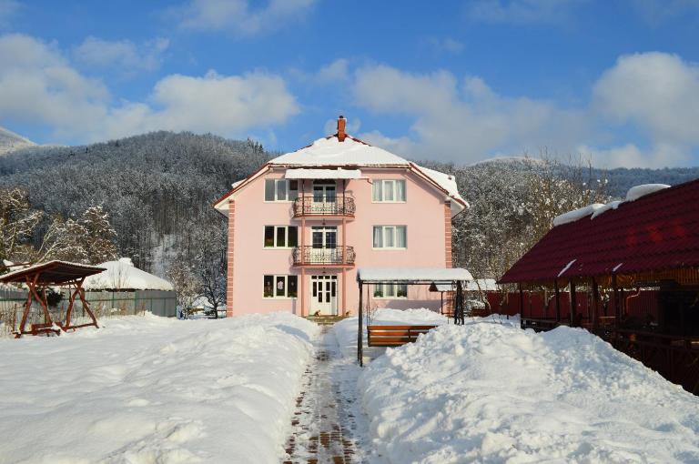 Котедж Любов - B&B Solochyn