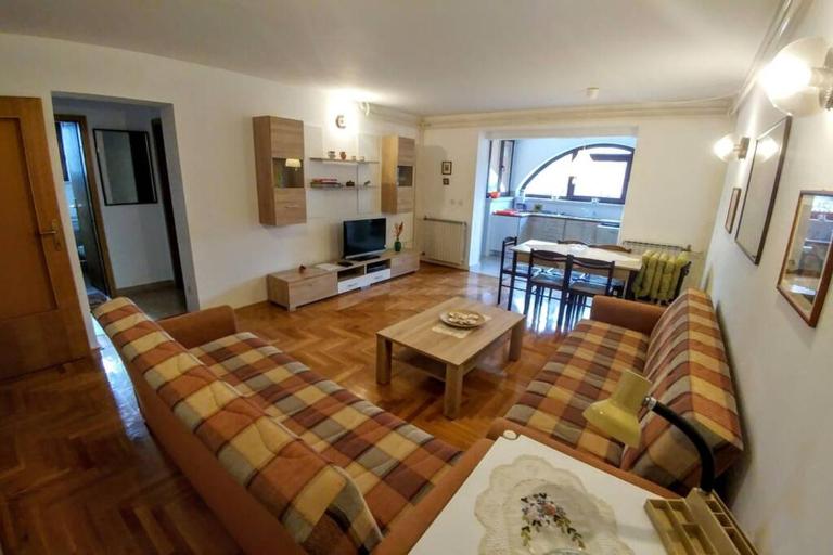 Apartman 100m2, full opremljen, privatni parking. - B&B Pula