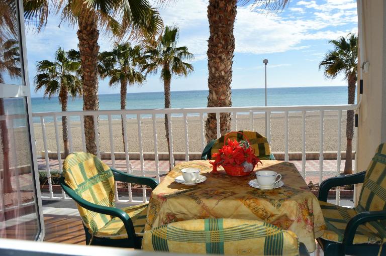 Primera línea de playa Première ligne de mer - B&B Roquetas de Mar