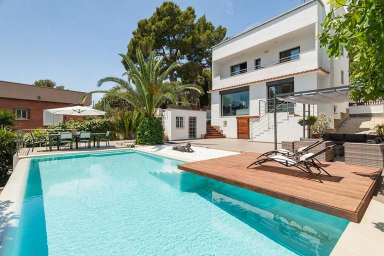 Moderna villa con piscina y amplio jardín - B&B Castelldefels