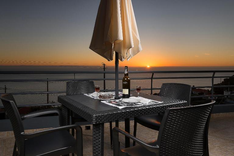 Welcome home, with a fantastic view, sunrise & sunsets - Bed and Breakfast Estreito da Calheta