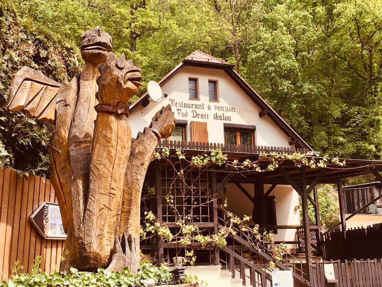 Restaurant a penzion Pod Draci skalou - Bed and Breakfast Karlštejn