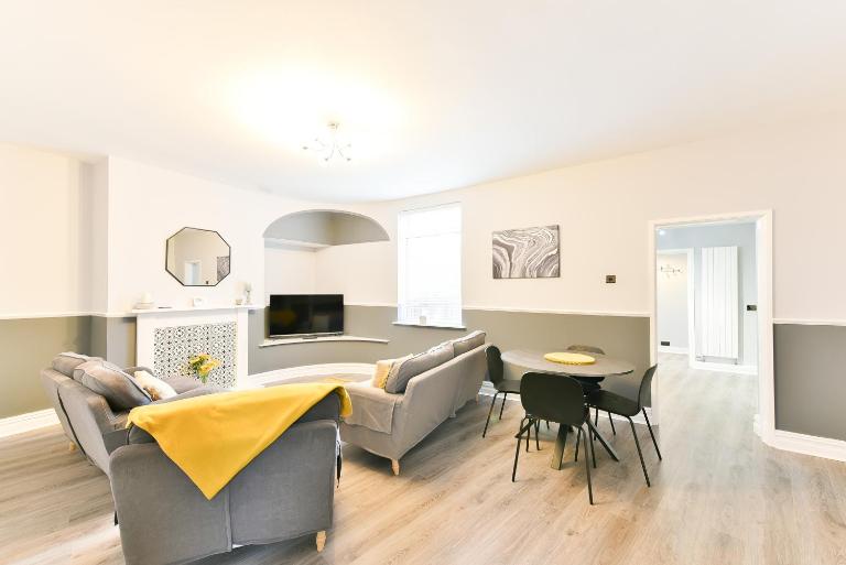 4 Bedroom, 2 bathroom house - Free Parking - Bed and Breakfast Pontefract