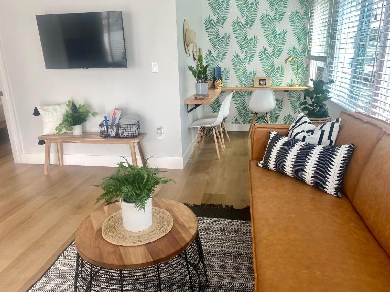 Steps To The Beach, Main Street and Pacific City - OCEAN VIEWS - B&B Huntington Beach