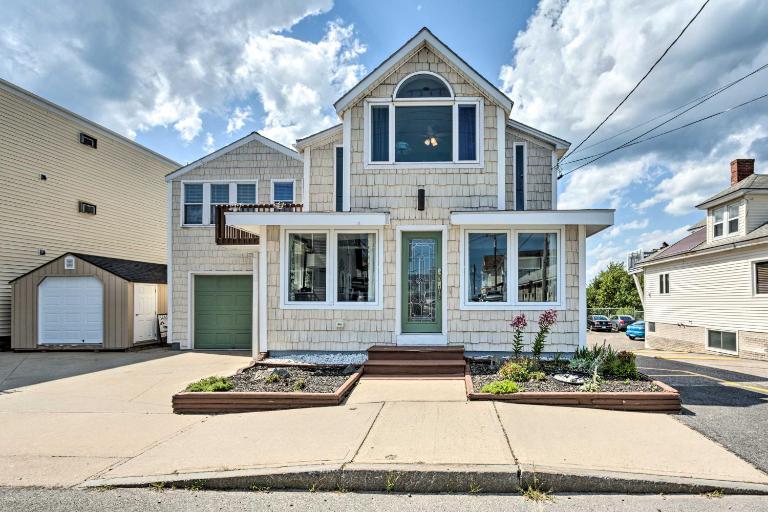 Sun-Soaked Coastal Cottage w/ Deck + Walk to Beach - Bed and Breakfast Old Orchard Beach