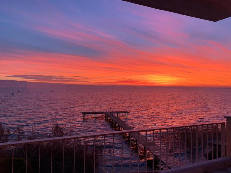 Lake Front Apartment - Direct Lake Access - B&B Sirmione