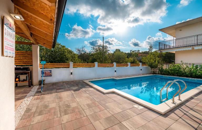 Central Dalmatian Pool&Grill House - Bed and Breakfast Gustirna