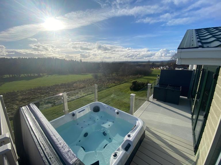 Hot Tub Lodge with Panoramic Views & Free Golf - B&B Swarland