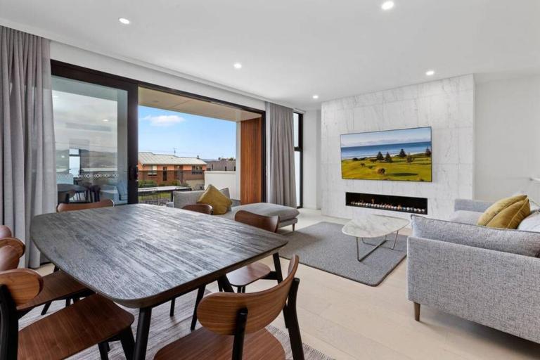 luxurious 4 Bedroom Ocean View Holiday House - B&B Apollo Bay