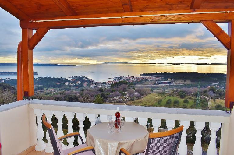 Apartments Panorama view Zeljko Scerbe - B&B Rab