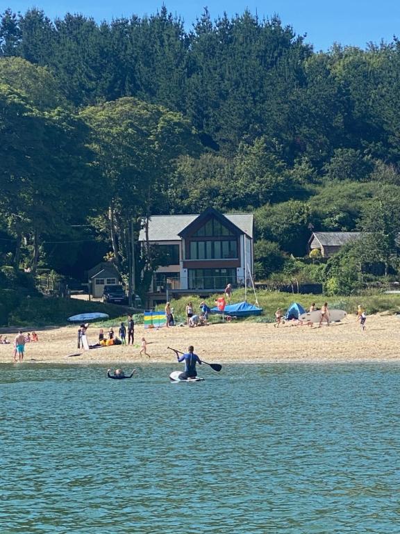 Beachfront Escape Surf-Style Studio - Chambres d'hôtes Falmouth