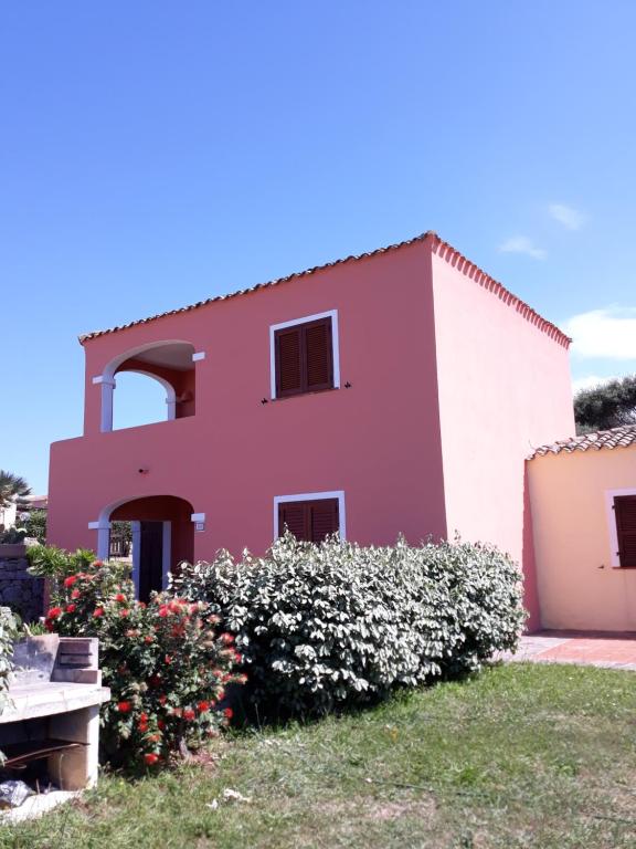 casa rosa nel residence mirice con piscina ,wifi,climatizzatore - vicino al mare - B&B Aglientu