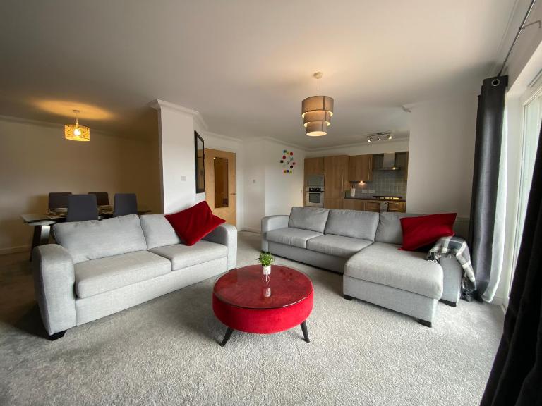 The Duplex Nairn- Spacious 3 Bedroom with sunny balcony - B&B Nairn