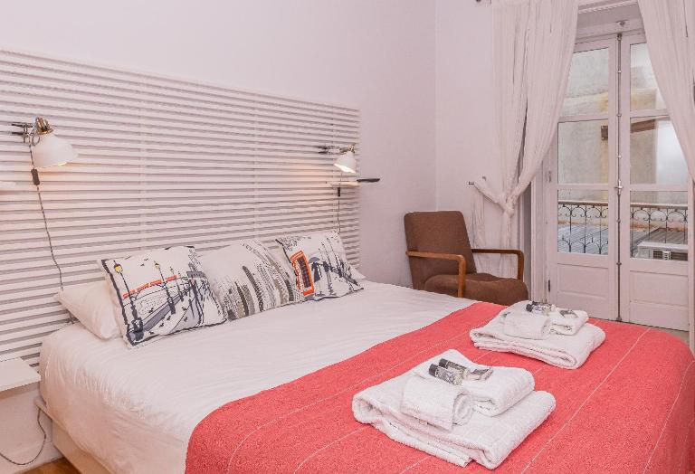 Alfama Comfy Premium Apartment - Bed and Breakfast Lissabon
