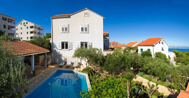 Villa Lukrecia - Stone Villa with Pool & Sea Views I Supetar, Brač - B&B Supetar
