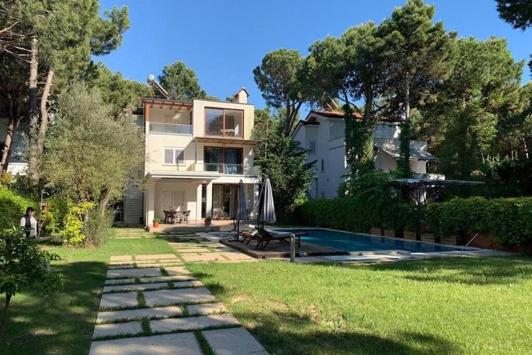 Beachfront Villa with Private Pool by Monika Experiences - Ferienwohnung Golem