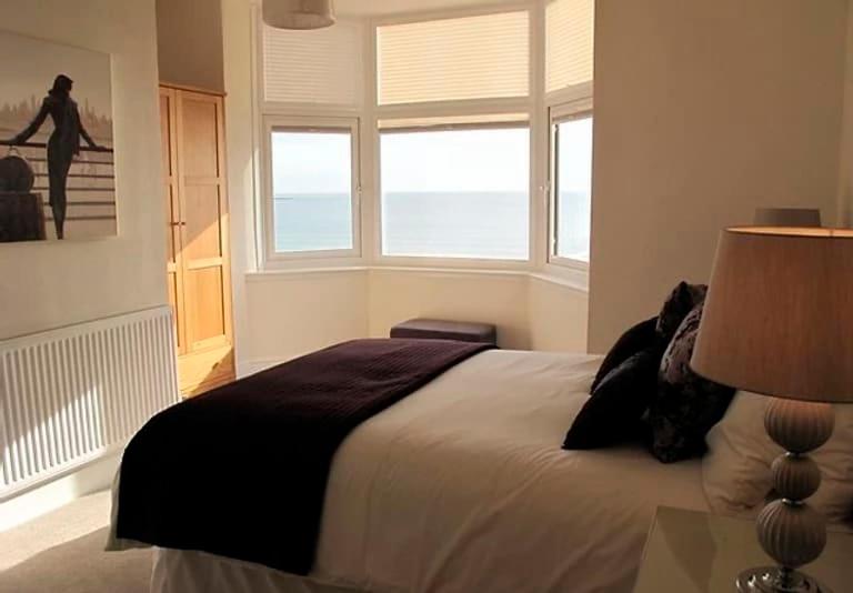 Ivy House - Seafront house with garden seating and stunning sea views! - Ocholo Villas - B&B Filey