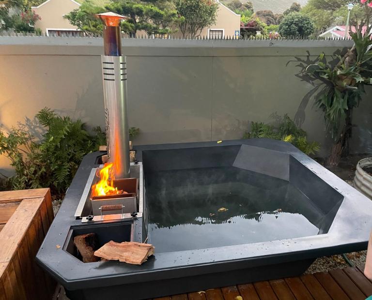 Seven on Flora- Hot Tub, Modern with amazing outside area - B&B Hermanus