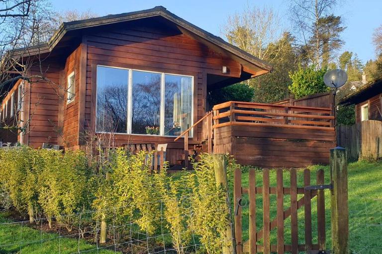 Luxurious lodge, Woodlands View, Hot tub at Rudyard Lake, couples or small family - B&B Rudyard