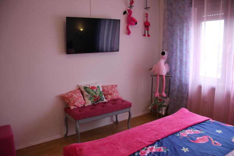 Pink Flamingo Nest - unique design apartment - Chambres d'hôtes Senta
