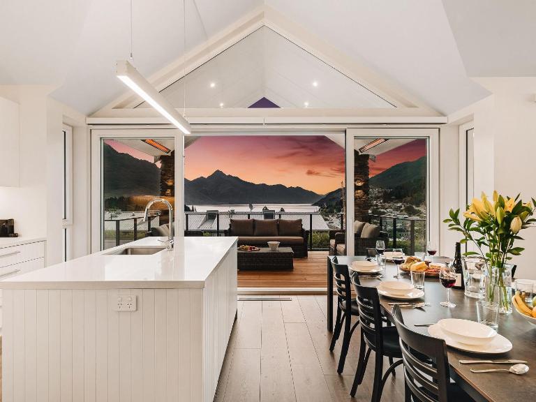 Stonehill Villa - 5 Bed - Bed and Breakfast Queenstown