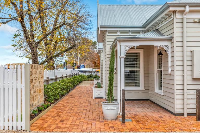 Grandview Accommodation - The Elm Tree Apartments - B&B Mount Barker