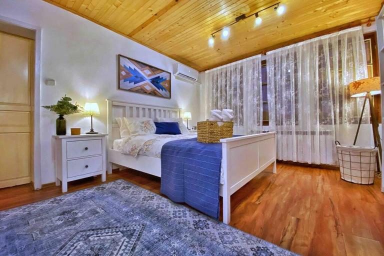 The Secret Lodge- NEW with private GARAGE, entire house - Bed and Breakfast Veliko Tŭrnovo