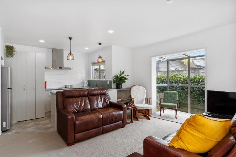 Styley on Briarley, can put extra mattresses in lounge for Aims - B&B Tauranga