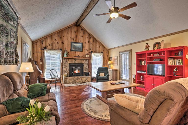 ‘Firefly Cove’ - 3 Mi to Parkway & National Park! - B&B Sevierville