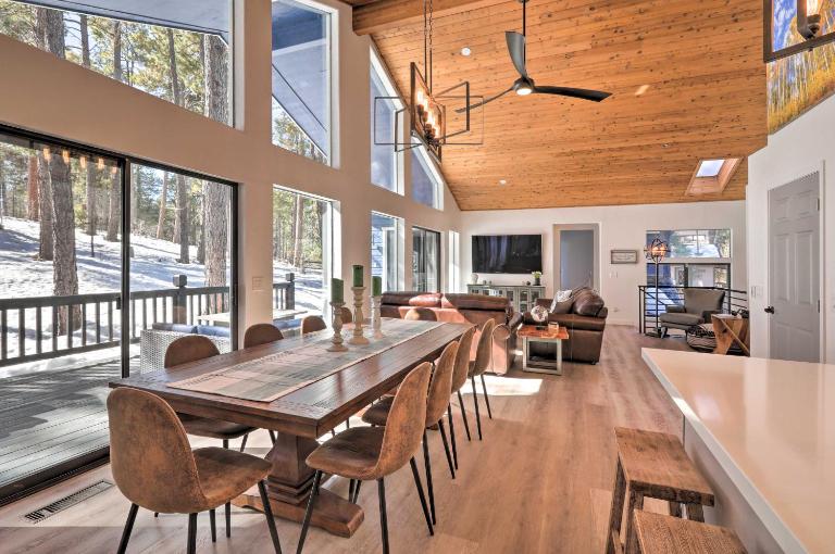 Mtn-View Cabin w/ Game Room & Deck in Flagstaff - Bed and Breakfast Mountainaire