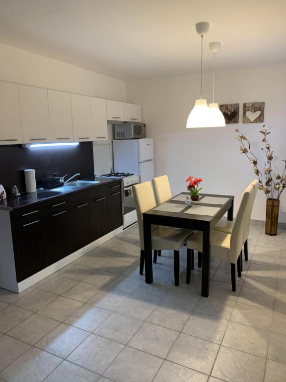 Várlak Apartman - Ferienwohnung Dinnyés