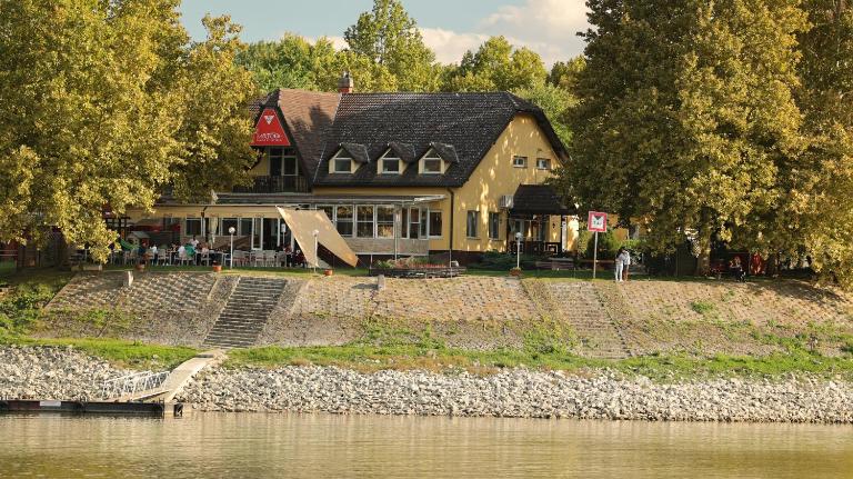 Vizafogó Panzió és Étterem - B&B Baja
