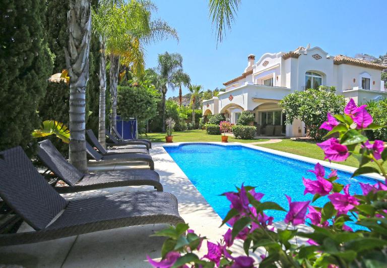 Villa La Quinta 5 Bedroom Villa with Heated Pool by Finest Rentals - B&B Benahavís