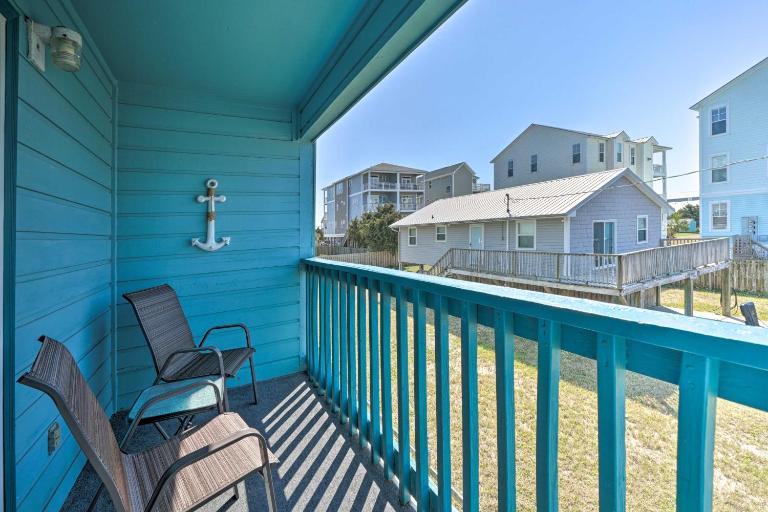 Condo w/ Balcony & Pool: Walk to 2 Beach Accesses! - B&B Carolina Beach