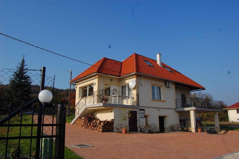 Holiday home in Balatonalmadi 38980 - Bed and Breakfast Balatonalmádi