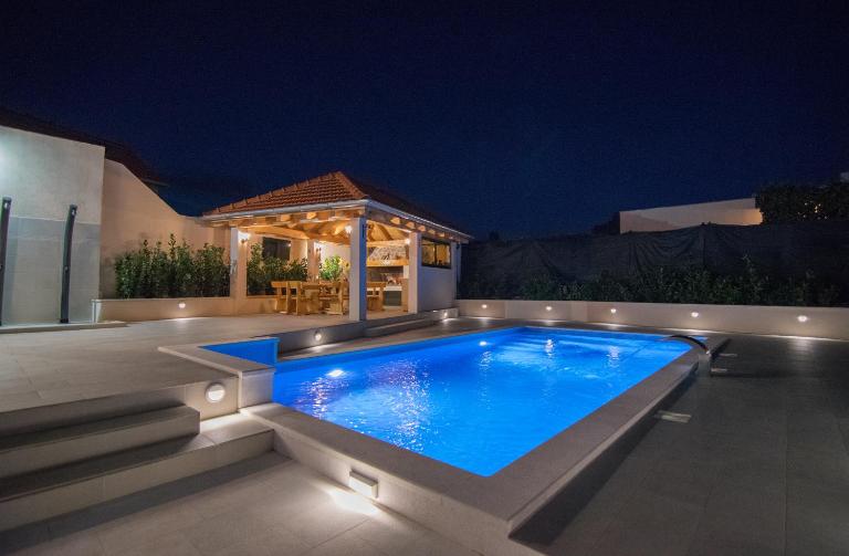 Villa Milena with heated pool and jacuzzi - B&B Kostanje