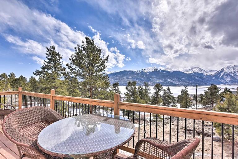 Gorgeous Twin Lakes Home w/ Deck Overlooking Mtns! - B&B Twin Lakes