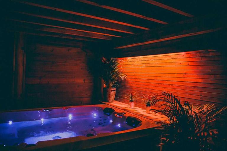 Le Spa du Cabanon: Cabanon de luxe avec Spa entièrement privatif - B&B Aye
