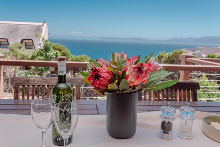 Oceanfront bungalow 3 br/2 ba, Wifi Fireplace: Guppy Huys - Chambres d'hôtes De Kelders